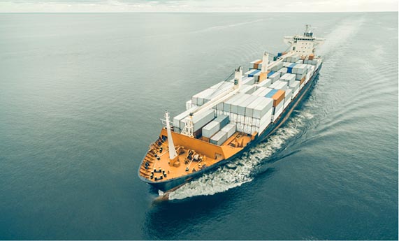 Photo aérienne d'un navire de type porte-containers en mer